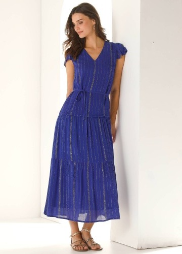 Dlouhé šaty s lesklým vláknem