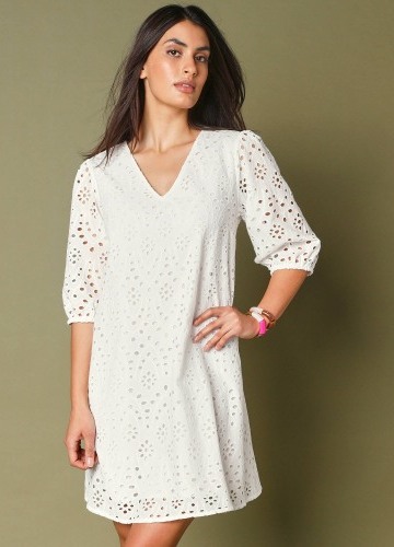 Šaty s madeirovou výšivkou a 3/4 rukávmi