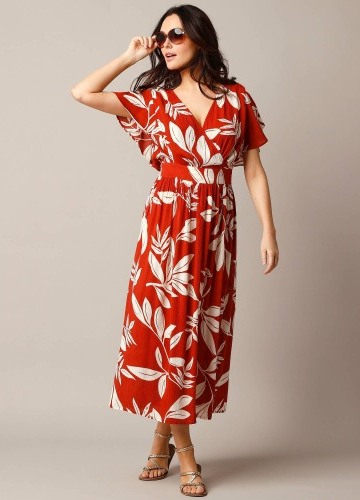 Šaty s efektom prekríženia a XXL potlačou