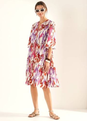 Šaty s tuniským výstřihem a potiskem