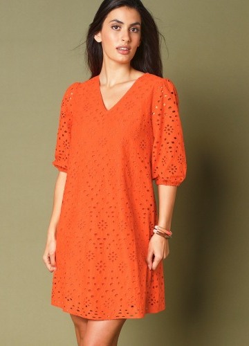 Šaty s madeirovou výšivkou a 3/4 rukávmi