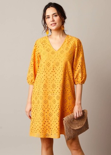 Šaty s madeirovou výšivkou a 3/4 rukávmi