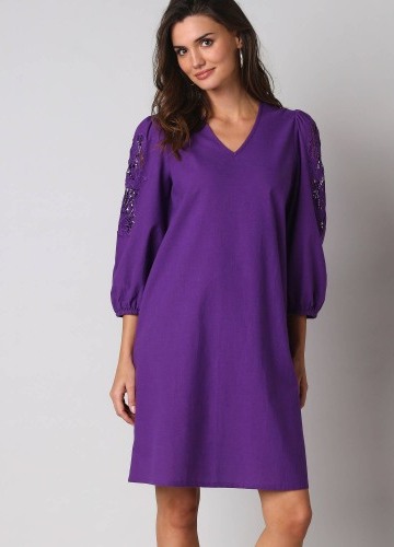 Krátké šaty s výstřihem do V a ažurovou výšivkou