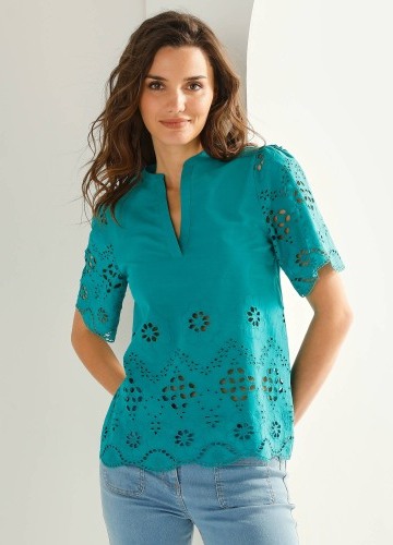 Blúzka s tuniským výstrihom a madeirovou výšivkou