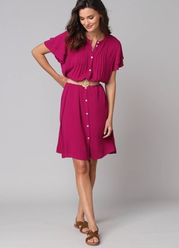 Jednofarebné šaty s motýlími rukávmi