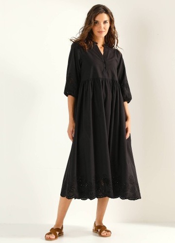 Šaty se 3/4 rukávy a madeirovou výšivkou