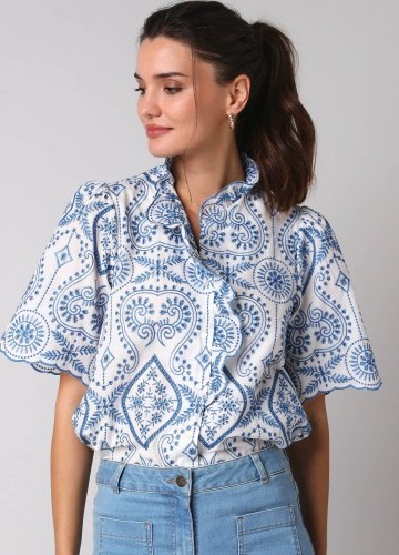 Košilová halenka s výšivkou a volány