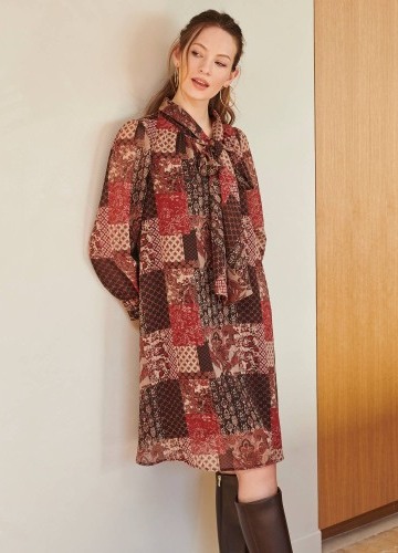 Krátké šaty s vázačkou ve výstřihu a patchwork potiskem
