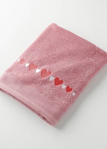Koupelnový textil s výšivkou srdcí