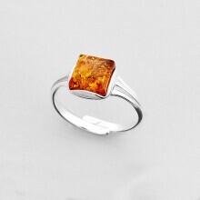Nastavitelný prsten "kostička" z jantaru a stříbra