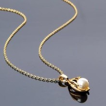 náhrdelník s príveskom s perlou