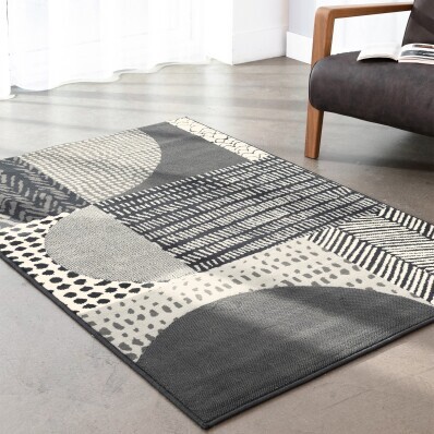 Dekoratívny koberec s geometrickým vzorom