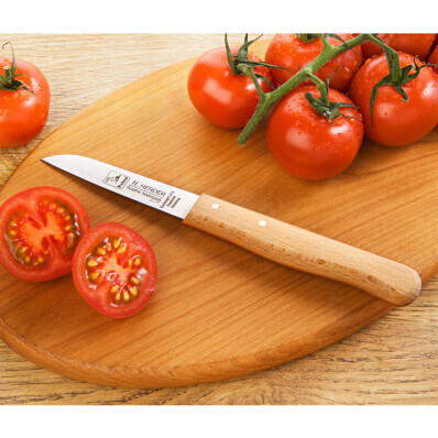 Kuchyňský nůž s dřevěnou rukojetí