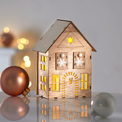 LED drevený domček