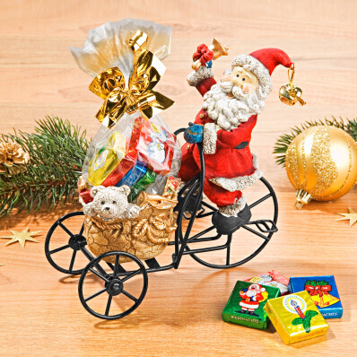 Święty Mikołaj na trójkołowym rowerze