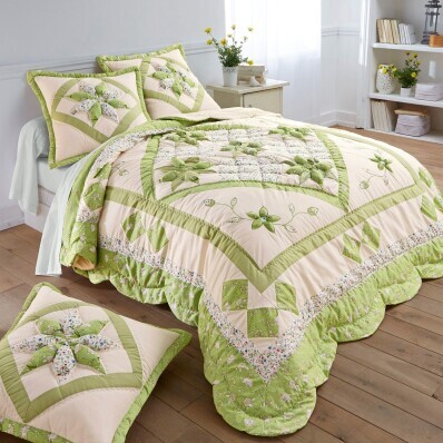 Přehoz na postel patchwork s potiskem květin