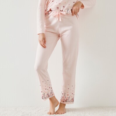 Pyžamové nohavice s kvetinovou potlačou na koncoch nohavíc