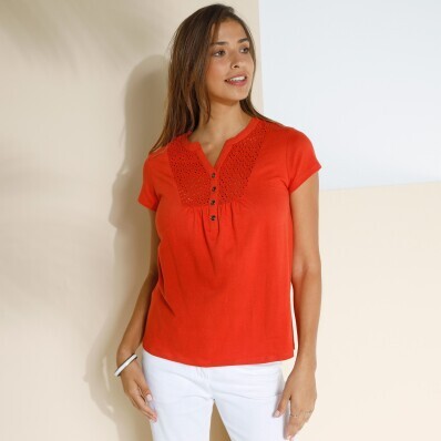 T-shirt z tunezyjskim dekoltem i angielskim haftem