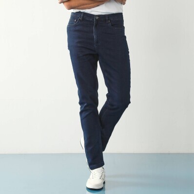 Blugi drepți cu 5 buzunare din denim elastic, dacă măsurați mai puțin de 170 cm, lungimea piciorului interior 72 cm