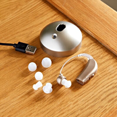 Načúvací prístroj s USB dobíjacou stanicou