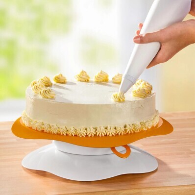 Forgatható tortaállvány rögzítéssel
