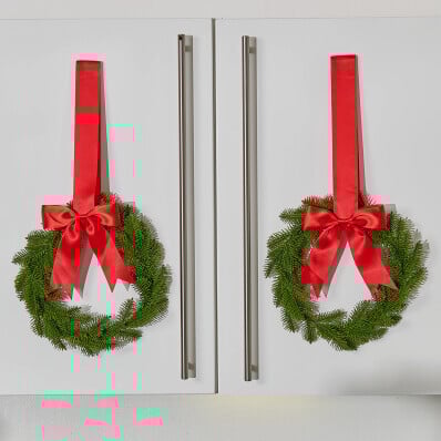 2 coroane de brad, roșii