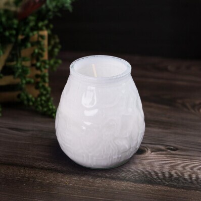 Svíčka v bílém skleněném svícnu