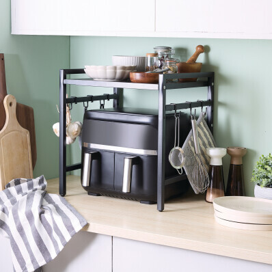 Výsuvná police nad mikrovlnnou troubu