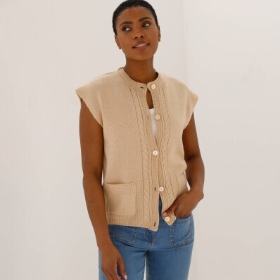 Sveter bez rukávov z úpletu so vzorom