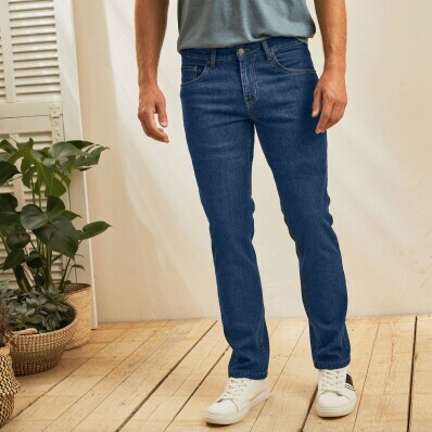 Džínsy pre plnšiu postavu, s tvarovaným
pásom a 5 vreckami pre nižšiu postavu