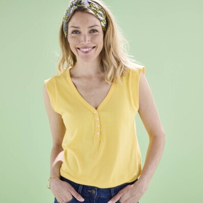 Топ з V-подібним вирізом і мадейрою