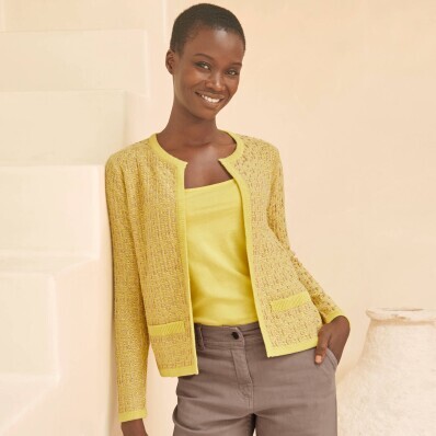 Krátky kardigan s plastickým vzorom