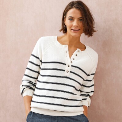 Pruhovaný pulóver s výstrihom na gombíky
