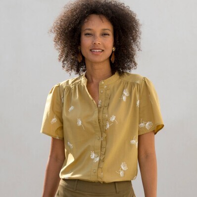 Bluză cu mâneci scurte, volan și imprimeu