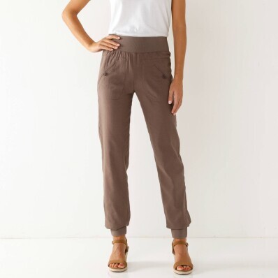 Dlouhé kalhoty zakončené pružnými lemy