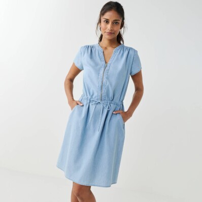 Rochie scurtă cu decolteu cu fermoar și mâneci scurte, din denim deschis