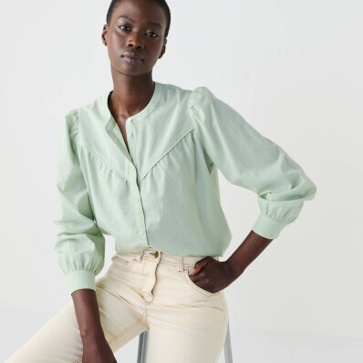 Jednofarebná blúzka na gombíky