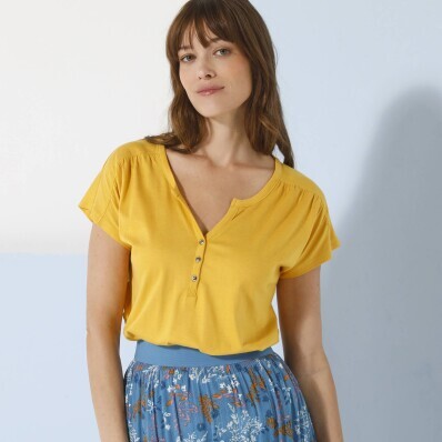 Jednobarevné tričko s tuniským výstřihem a krátkými rukávy