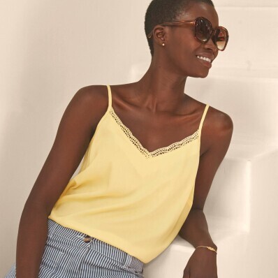 Top s macramé výstrihom do V