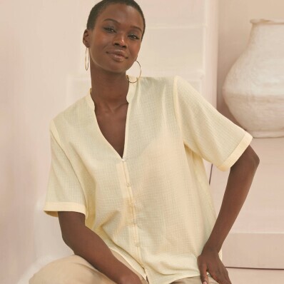 Jednofarebná blúzka s krátkymi rukávmi a tuniským výstrihom