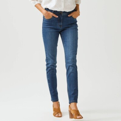 Úzke džínsy s vysokým pásom pre nižšiu postavu