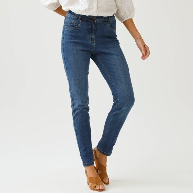 Úzke džínsy s vysokým pásom pre strednú postavu