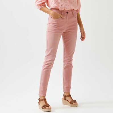 Úzke nohavice s vysokým pásom pre nižšiu postavu