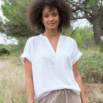 Mušelínová jednofarebná blúzka s tuniským výstrihom