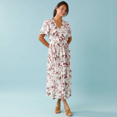 Dlhé šaty s potlačou a gombíkmi pre nižšiu postavu