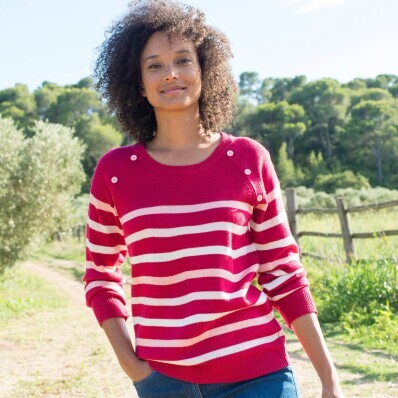 Pruhovaný pulóver s ozdobnými gombíkmi