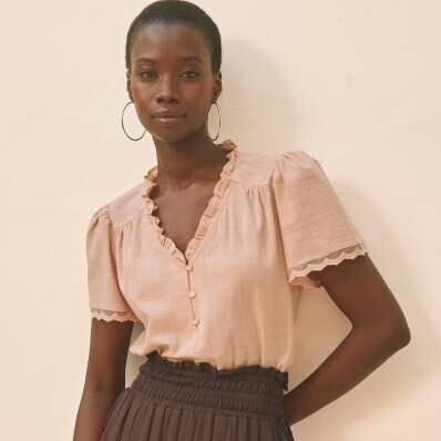 Blúzka s volánikmi a krátkymi rukávmi