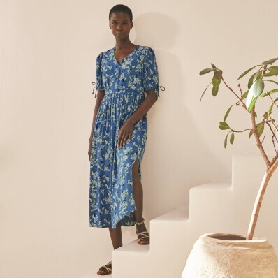 Midi šaty s krátkymi rukávmi a potlačou