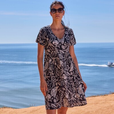 Kreponové krátké šaty s výstřihem do V a potiskem