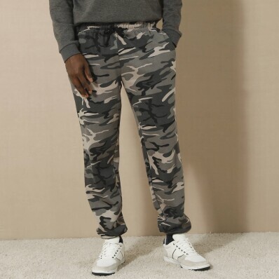 Spodnie sportowe z podwiniętymi nogawkami